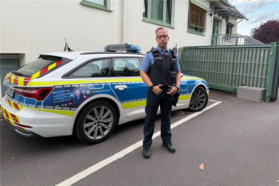 Abschiedskuss vor jedem Dienst – „Weiß nicht, was passiert“ Polizeihauptkommissar Sami Nettersheim macht den Beruf trotz allem gerne.Mona Wenisch/dpa