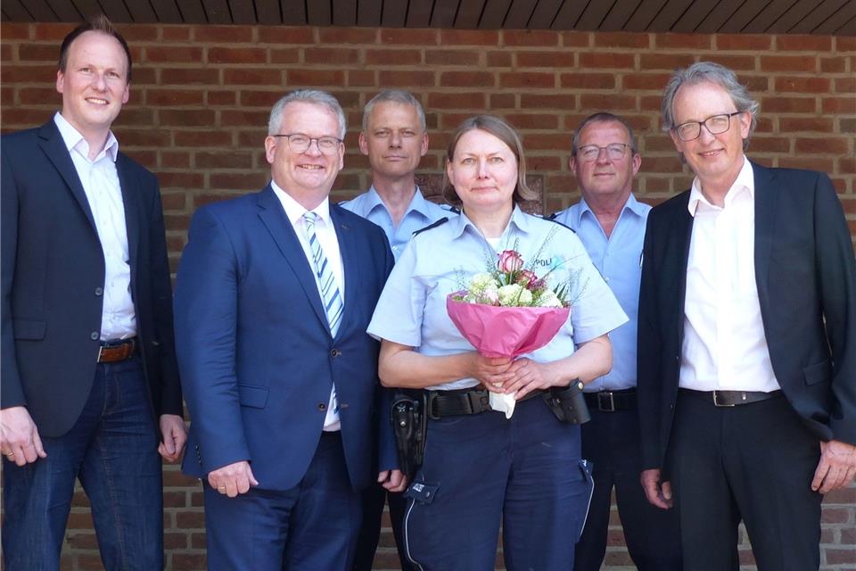 Polizeihauptkommissarin Theresia Actun wird von Norbert Altrogge (Leiter des Ordnungsamts, l.), Bürgermeister Martin Tesing, Berthold Ehling (stellvertretender Wachleiter und Leiter des Bezirksdiensts Borken), Reinhard Höing (Wachleiter Borken) und dem Ersten Beigeordnete Markus Büsken (r.) begrüßt.