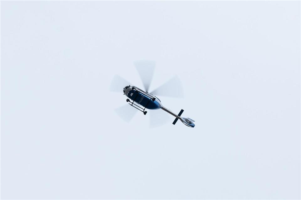 Polizeihubschrauber und Einsatzkräfte suchten im Schwabacher Stadtteil Eichwasen nach einem Verdächtigen mit Gewehr. (Symbolbild)Silas Stein/dpa