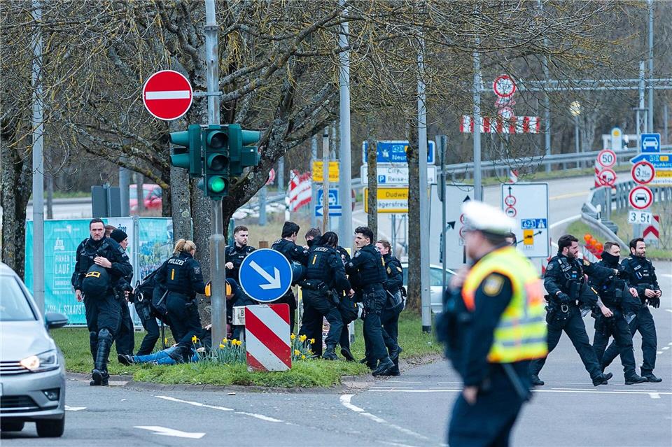 Polizeikräfte griffen ein, nachdem Demonstranten die abgesperrte Versammlungsfläche durchbrochen hatten.Laszlo Pinter/dpa