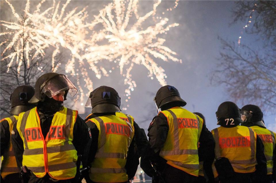 Polizeikräfte sichern den Jahreswechsel – Silvester ist für viele ein Fest, für andere Arbeit. (Archivbild)Clemens Heidrich/dpa