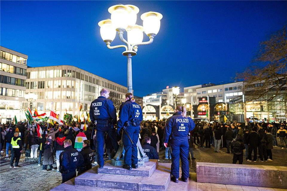 Polizeikräfte sichern eine pro-kurdische Demonstration auf dem Opernplatz in Hannover. Moritz Frankenberg/dpa