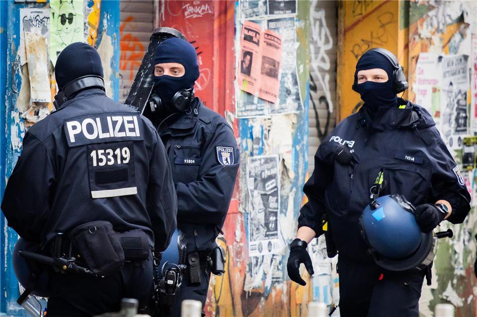 Gericht verhandelt über Räumungsklagen zu „Rigaer 94“ Polizeikräfte sind in der Rigaer Straße in Berlin-Friedrichshain im Einsatz. (Archivbild)Christoph Soeder/dpa