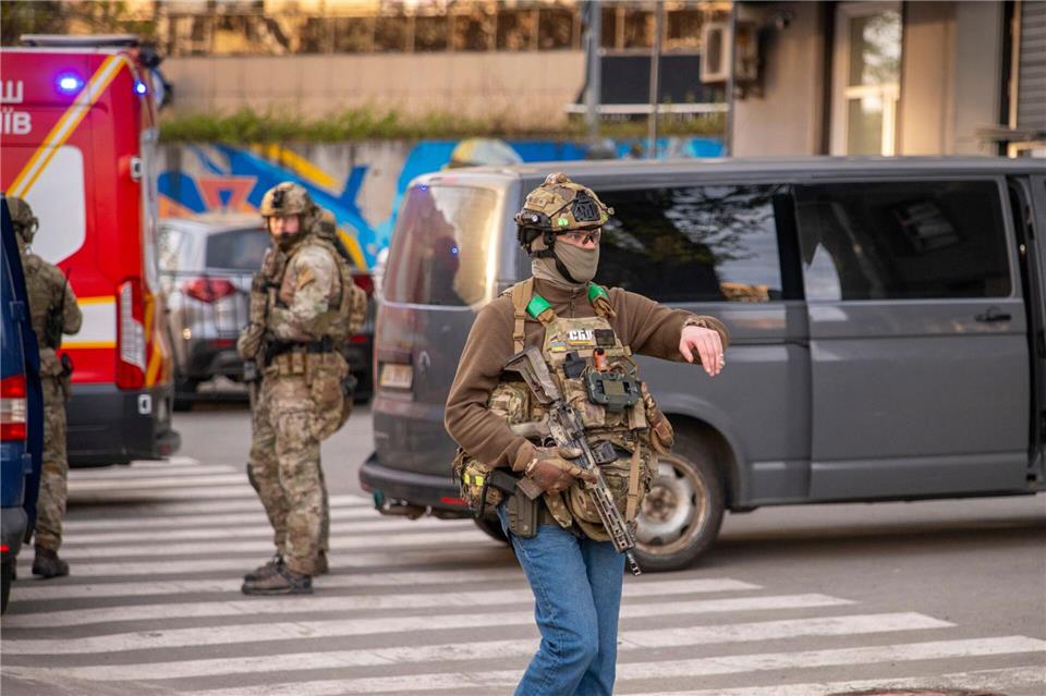 Polizeikräfte sperren zum Schutz von Zivilisten eine Straße in Kiew bei einer Schießerei - allerdings sollen sich Berichten zufolge nicht alle Beamten so professionell verhalten haben.Dan Bashakov/AP/dpa