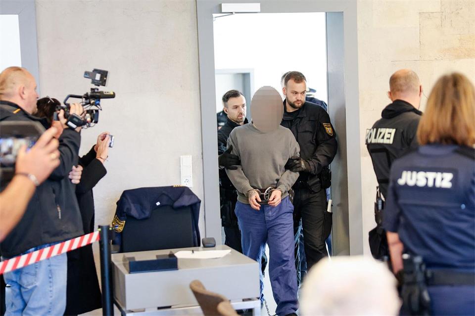 Polizeikräfte wollten eine Wohnung durchsuchen und die Anwesenden festnehmen. Zwei flüchteten in einem Auto. Daniel Löb/dpa