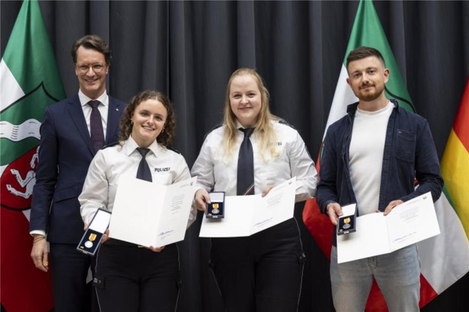 Polizeioberkommissar Markus Kemper aus Borken (r.), Polizeikommissarin Hannah Lütfrink aus Borken (2.v.r.), Polizeikommissarin Ronja van der Heiden aus Rhede und Ministerpräsident Hendrik Wüst.