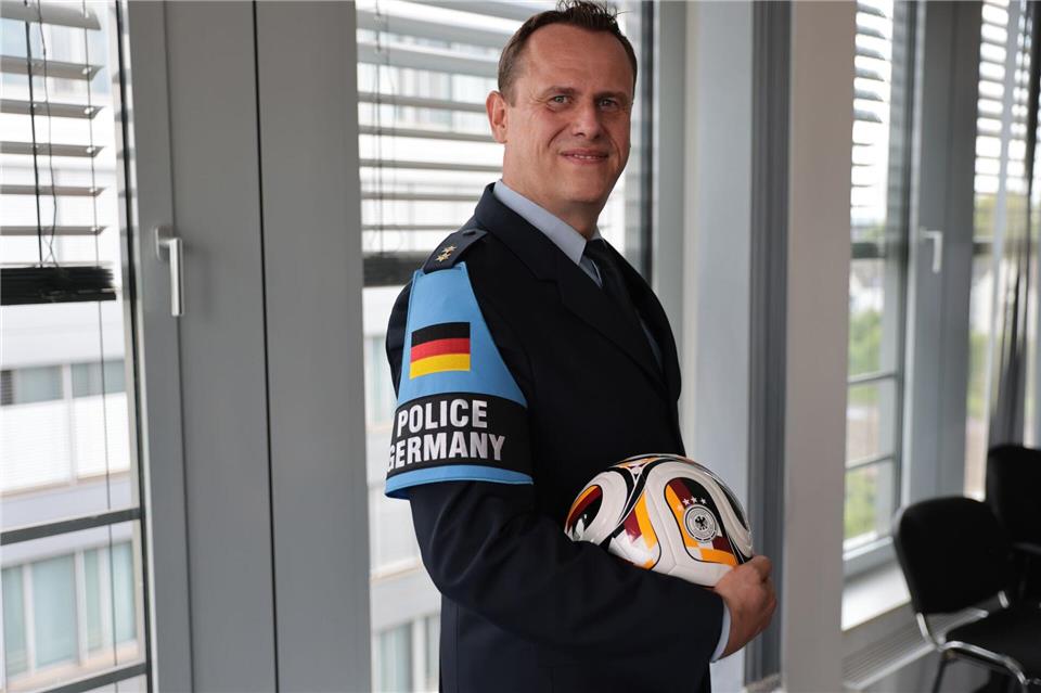 Polizeioberrat Mika Stalleicken blickt in die Kamera. Er soll im Fußball-WM-Lagezentrum in den USA als Verbindungsbeamter der deutschen Polizei tätig sein.-/Landesamt für Zentrale Polizeiliche Dienste NRW/dpa