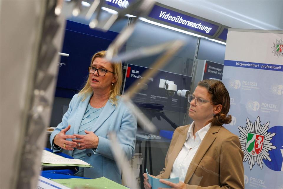 Polizeipräsidentin Miriam Brauns (l) und die Polizeibeamtin Sandra Reuter sprechen im Rahmen einer Pressekonferenz der Polizei Düsseldorf.Christoph Reichwein/dpa