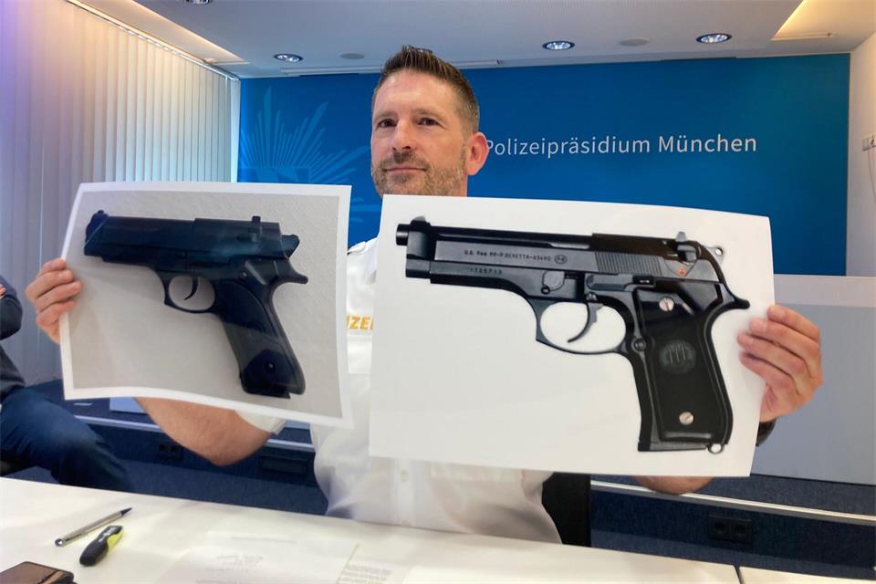 Polizeisprecher Thomas Schelshorn zeigt Fotos der Softair-Waffe und der echten Waffe. Sabine Dobel/dpa