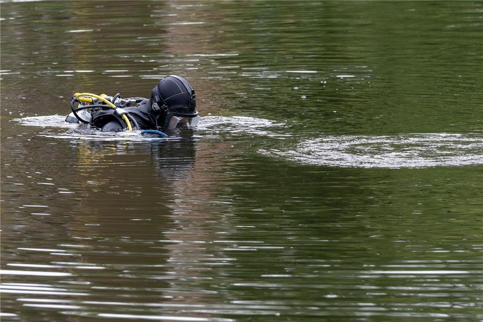 Polizeitaucher konnten Entwarnung geben. (Symbolbild)Soeren Stache/dpa
