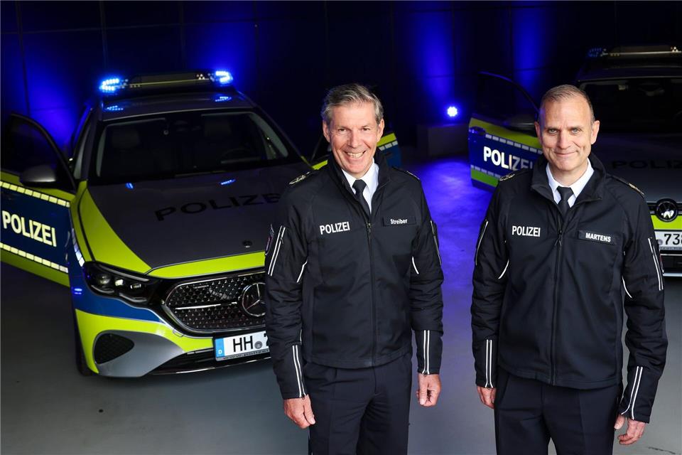 Polizeivizepräsident Mirko Streiber und André Martens, stellvertretender Leiter der Hamburger Schutzpolizei (von links), stellen das sogenannte Polizeiliche Präsenzlicht vor. Christian Charisius/dpa