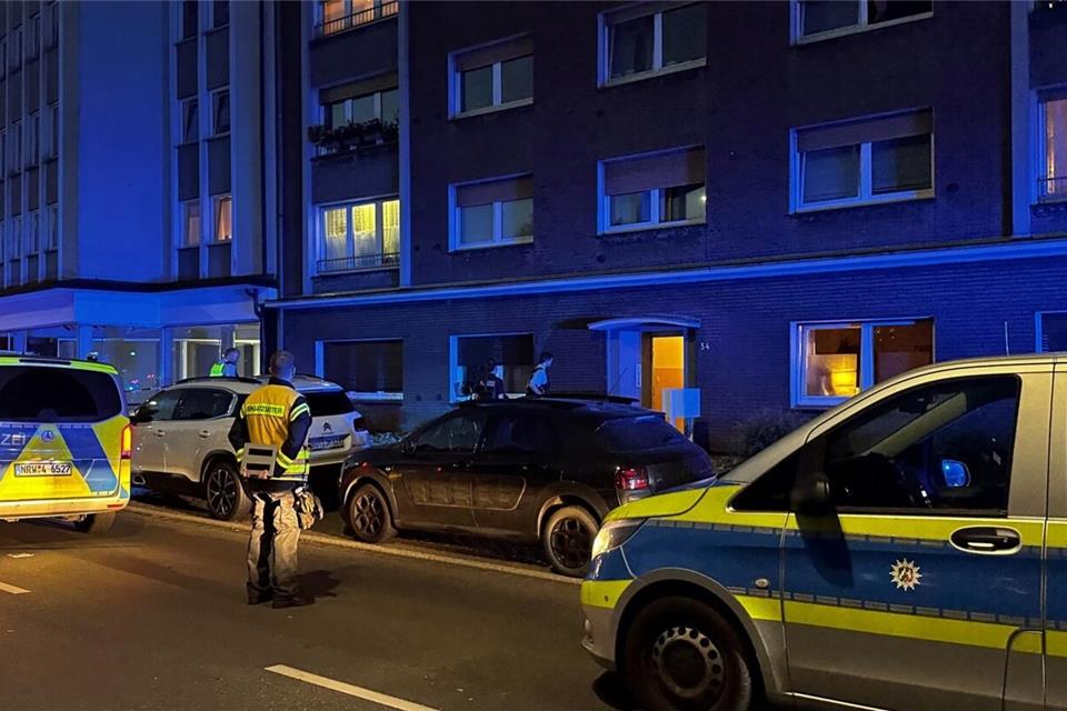 Polizeiwagen stehen am Mittwochabend vor einem Mehrfamilienhaus am Ostwall in Dorsten.