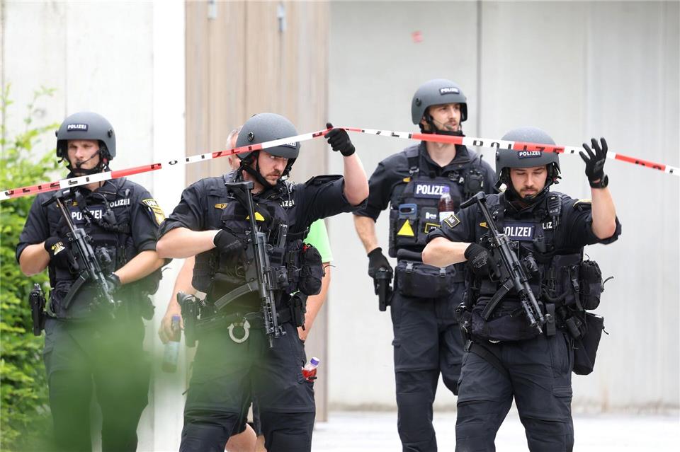 Polizisten auf dem Schulgelände.Karl-Josef Hildenbrand/dpa