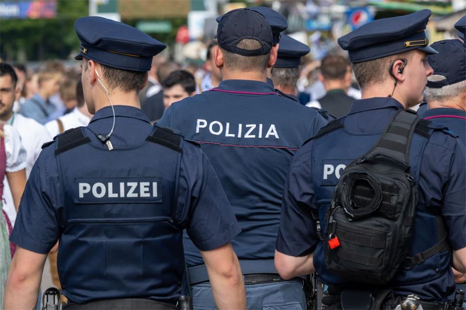 Polizisten aus Italien sind zur Unterstützung da. (Archivbild)Peter Kneffel/dpa