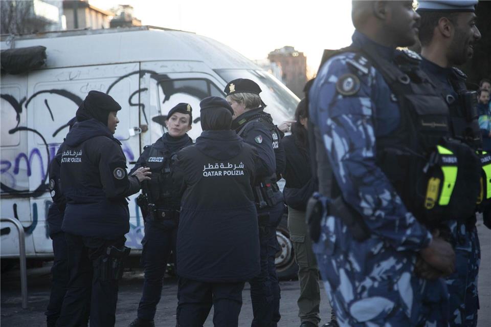 Polizisten aus Katar und Italien stehen in der Nähe des San-Siro-Stadions.Francesco Enriquez/IPA via ZUMA Press/dpa