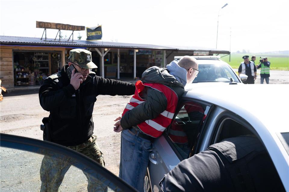 Polizisten aus Polen und Tschechien bei einer grenzübergreifenden Übung im Dreiländereck während einer fiktiven Festnahme an einem Fluchtfahrzeug auf einem Parkplatz nahe der polnisch-deutschen Grenze bei Zittau.Sebastian Kahnert/dpa