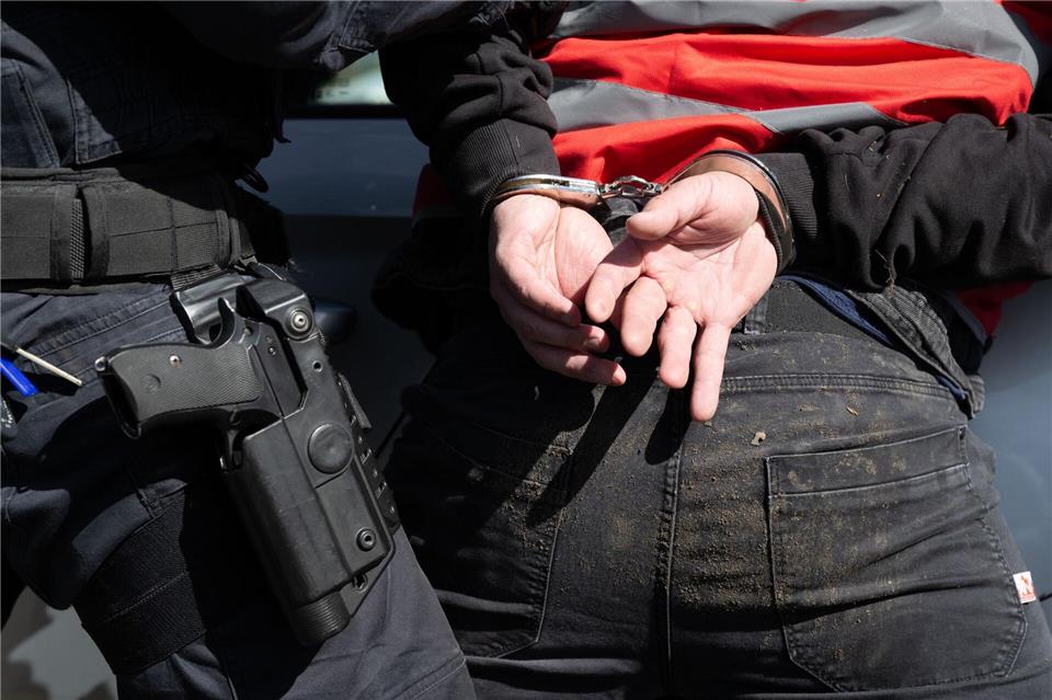 Polizisten aus Polen und Tschechien bei einer grenzübergreifenden Übung im Dreiländereck während einer fiktiven Festnahme an einem Fluchtfahrzeug auf einem Parkplatz nahe der polnisch-deutschen Grenze bei Zittau.Sebastian Kahnert/dpa