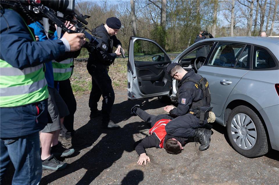 Polizisten aus Polen und Tschechien bei einer grenzübergreifenden Übung im Dreiländereck während einer fiktiven Festnahme an einem Fluchtfahrzeug auf einem Parkplatz nahe der polnisch-deutschen Grenze bei Zittau. Sebastian Kahnert/dpa