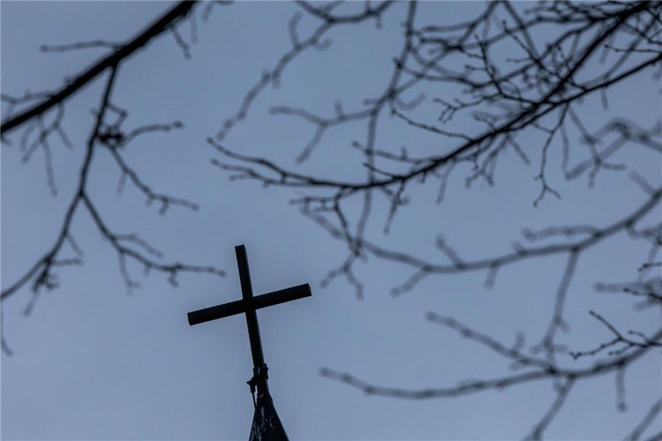 Polizisten beenden eine kurzfristige Besetzung einer Kirche in Flensburg durch Demonstranten. (Symbolbild)Jens Büttner/dpa