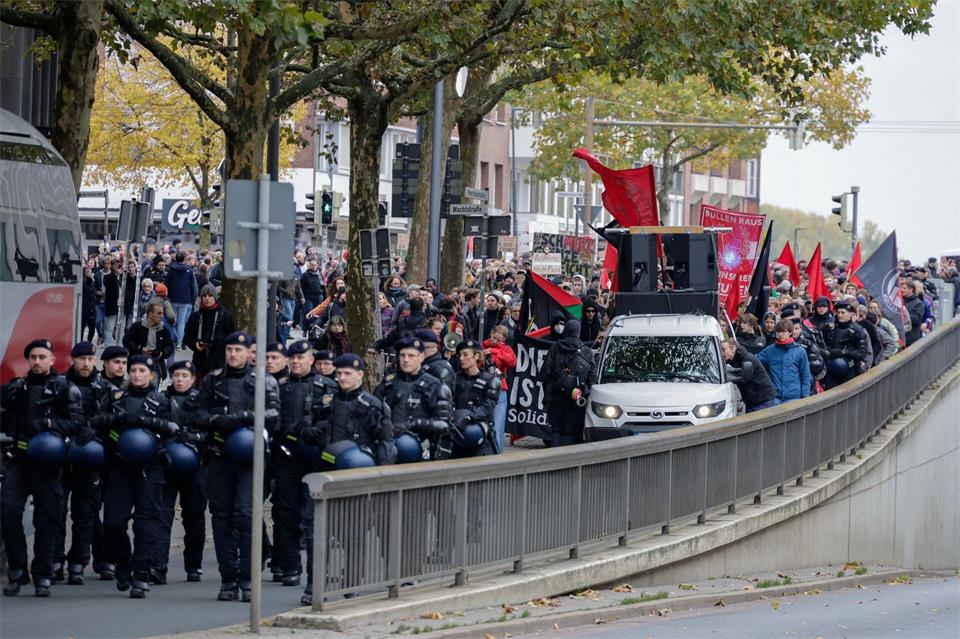 Polizisten begleiten den Protestzug in Bremen.Focke Strangmann/dpa