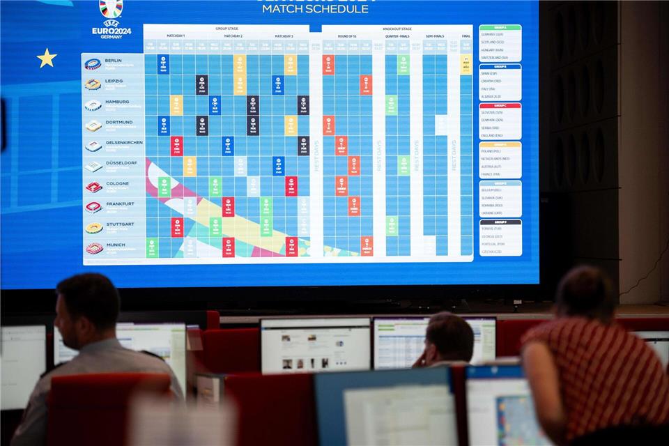 Polizisten bei der Arbeit im International Police Cooperation Center zur Fußball-EM 2024. (Archivbild)Fabian Strauch/dpa