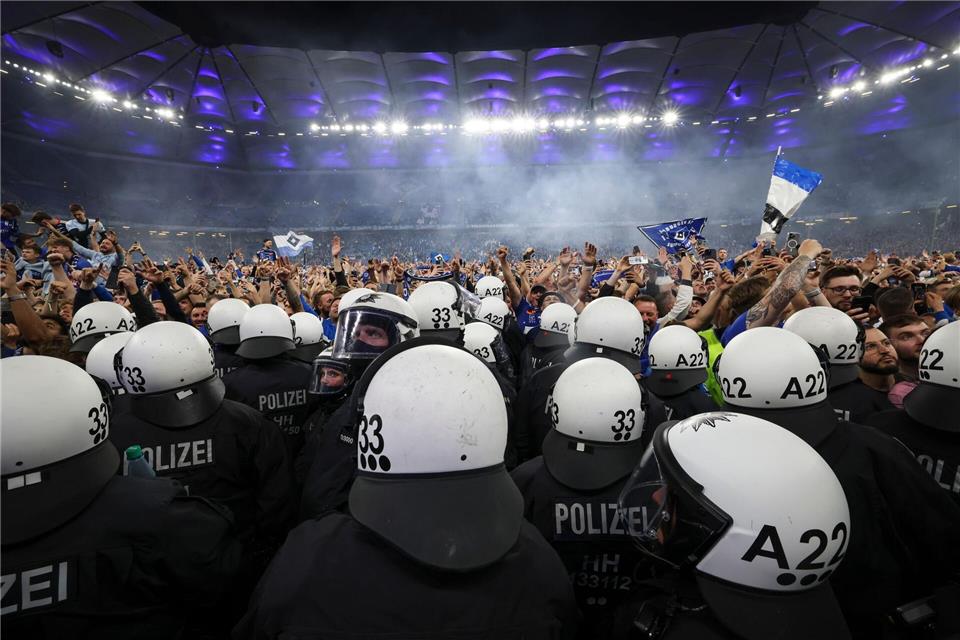 Polizisten bei einem Fußballspiel des HSV. (Archivfoto)Christian Charisius/dpa