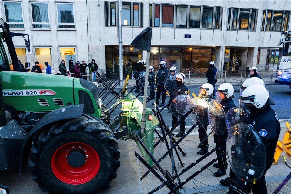 Polizisten bewachen eine Absperrung.Marius Burgelman/AP/dpa