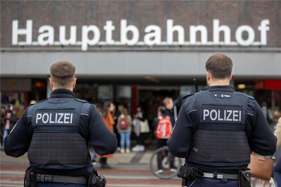 Polizisten der Bundespolizei stehen vor dem Duisburger Hauptbahnhof (Archivfoto)Christoph Reichwein/dpa