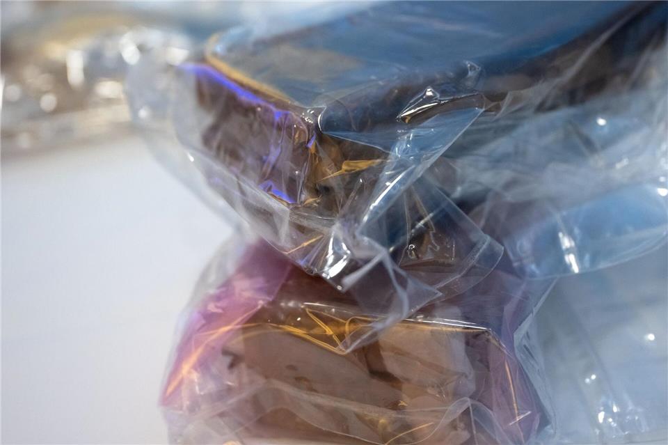 Polizisten entdeckten die Drogen in einer Schachtel im Wagen. (Symbolbild)Sven Hoppe/dpa