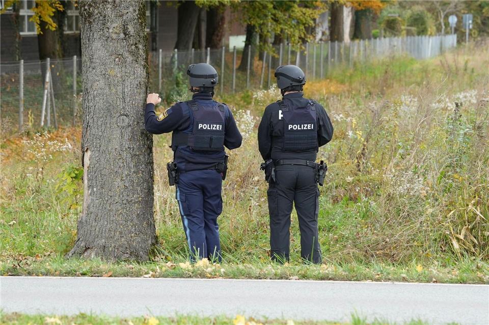 Polizisten ermittelten am Tag nach dem Vorfall zur Ursache und dem genauen Hergang.Lars Haubner/News5/dpa