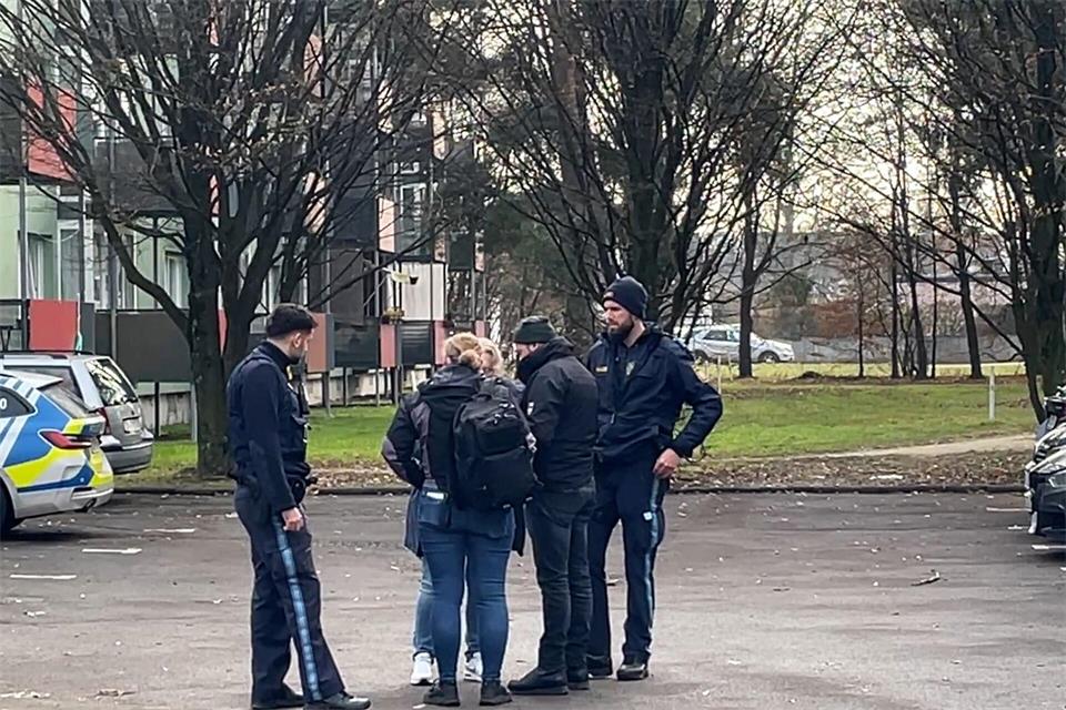 Polizisten ermittelten nach der Bluttat im Bereich des Tatorts. (Archivbild)Stefan Hornberger/NEWS5/dpa