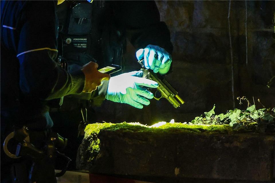 Polizisten fanden die mutmaßliche Tatwaffe.Christoph Reichwein/dpa