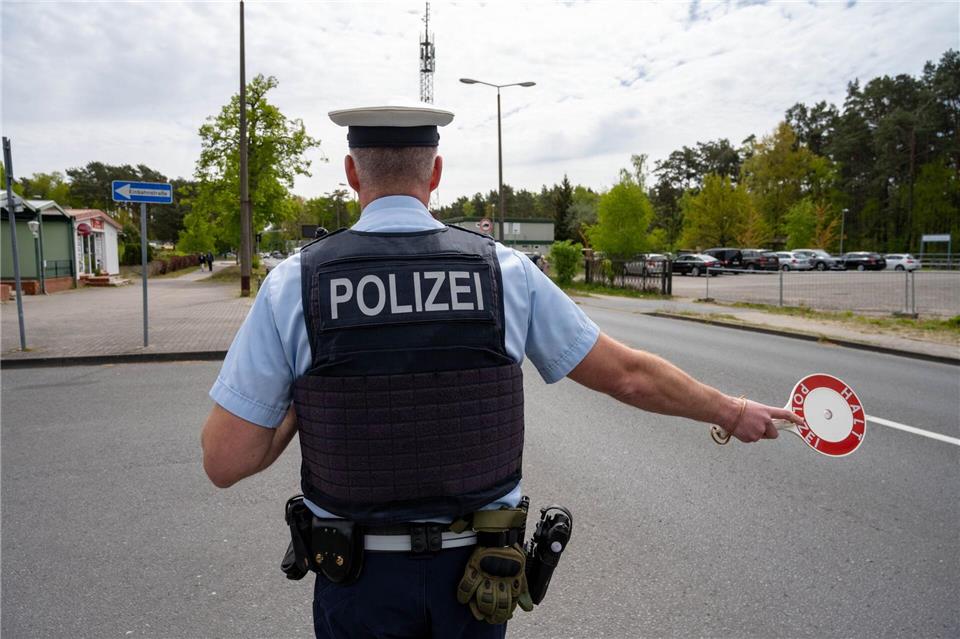Polizisten führen an der deutsch-polnischen Grenze im Kreis Vorpommern-Greifswald Kontrollen durch.Stefan Sauer/dpa