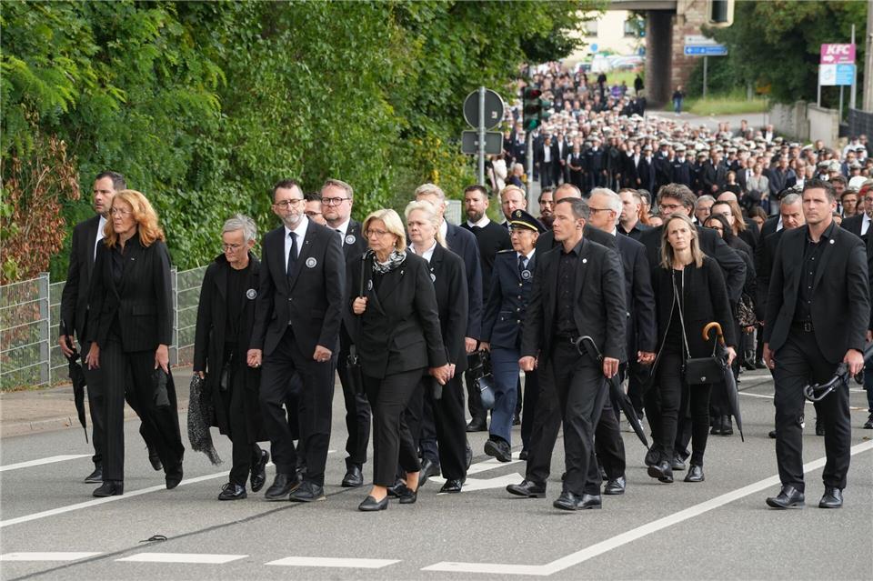 Hilfe für Polizisten in Krisen - Viele Facetten Polizisten gedenken erschossenem Kollegen. (Archivbild)Patrick von Frankenberg/dpa