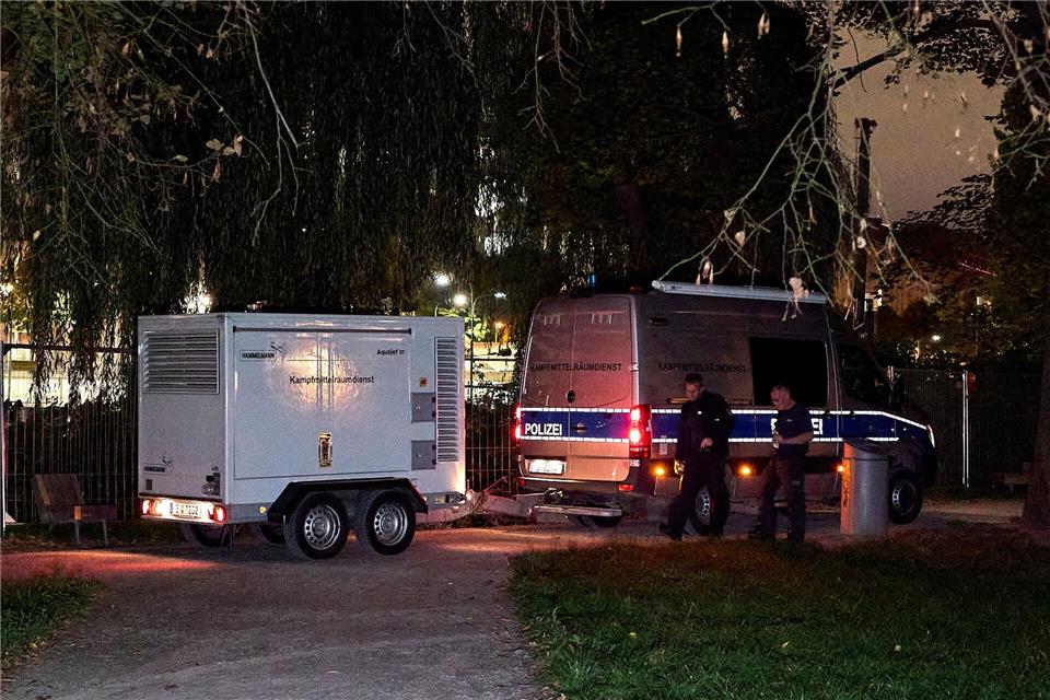 Polizisten gehen bei der Fischerinsel an einem ihrer EInsatzfahrzeuge mit der Aufschrift „Kampfmittelräumdienst“ vorbei. Michael Ukas/dpa