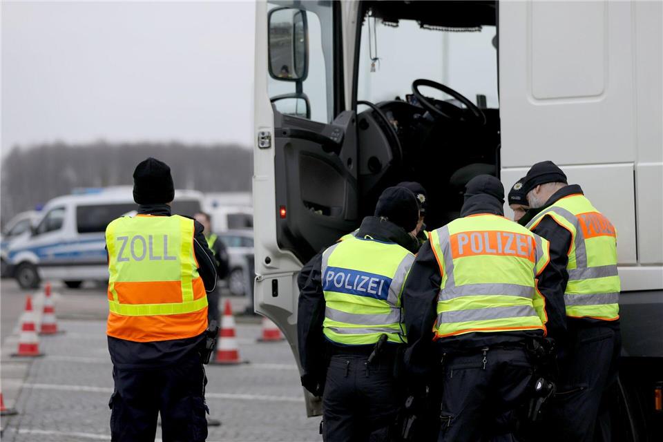 Polizisten haben am Grenzübergang Aachen-Lichtenbusch an der Autobahn 44 Kontrollen gegen Kriminalität durchgeführt. (Archivbild)Oliver Berg/dpa