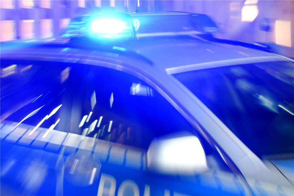 Polizisten haben einen 50-Jährigen bei einer Razzia festgenommen. (Symbolbild)Carsten Rehder/dpa