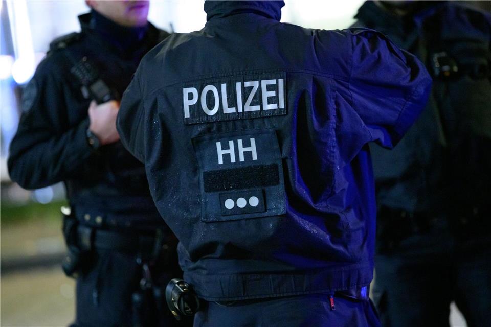 Polizisten haben einen Verdächtigen in Hamburg verhaftet. (Symbolbild)Jonas Walzberg/dpa