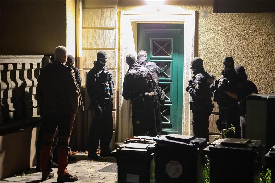 Polizisten haben in Wuppertal einen mutmaßlichen Schleuser verhaftet.Gianni Gattus/dpa