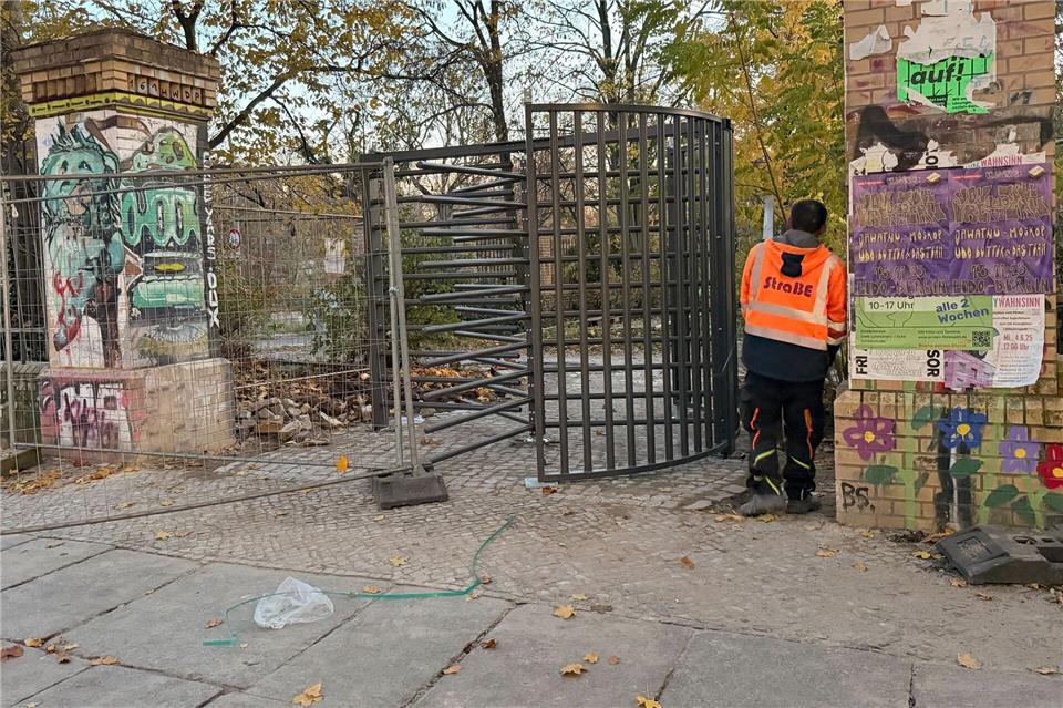 Polizisten haben in der Nähe eines neu eingebauten Eingangstors am Görlitzer Park in Berlin-Kreuzberg einen 14-Jährigen festgenommen. (Archivbild) Andrea Rabenstein/dpa