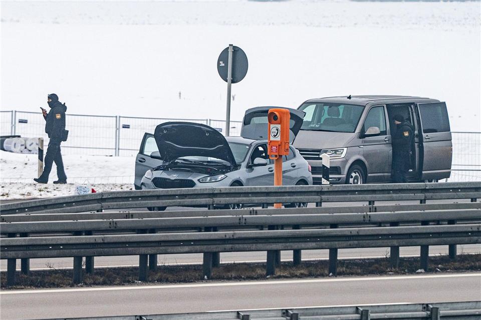Polizisten hatten den Wagen nachts auf der Autobahn 3 bei Wiesent (Landkreis Regensburg) gestoppt. Armin Weigel/dpa