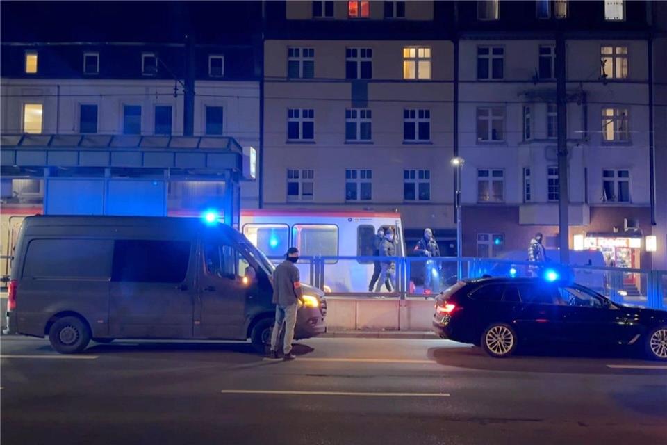 Polizisten holen in Dortmund zwei Verdächtige aus einer Stadtbahn. Markus Wüllner/Video-Line TV- und Videoproduktion/dpa