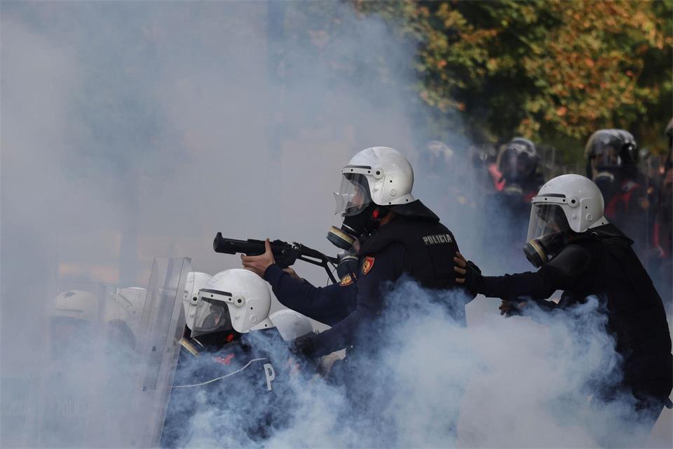 Polizisten in Albaniens Hauptstadt Tirana setzte Tränengas gegen Demonstranten ein.Hameraldi Agolli/AP/dpa