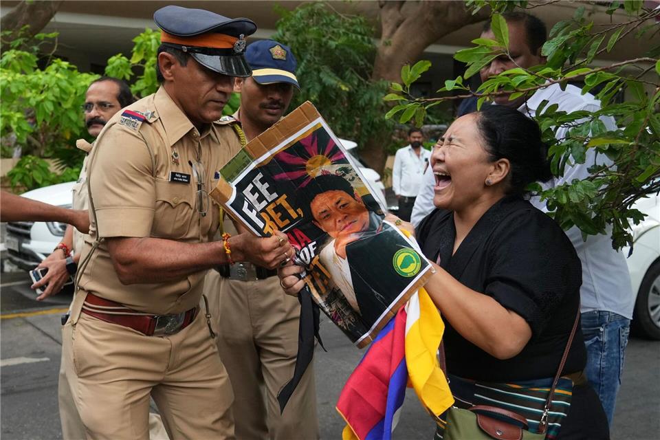 Polizisten in Indien gehen gegen Tibeter vor, die gegen ein Gesetz protestieren, mit dem China den Druck auf Minderheiten erhöht.Rafiq Maqbool/AP/dpa