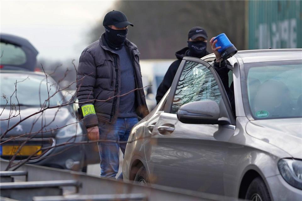Polizisten in Zivil und mit schwarzen Gesichtsmasken haben ein Fahrzeug mit einem niederländischen Kennzeichen zwischen Köln und Leverkusen gestoppt und Verdächtige gefasst.Daniel Evers/WupperVideo/dpa