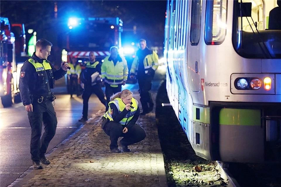 Polizisten inspizieren die Unfallstelle.Uncredited/dpa