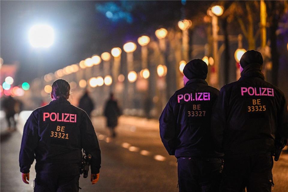 Polizisten kontrollieren in der Berliner Innenstadt.Britta Pedersen/dpa