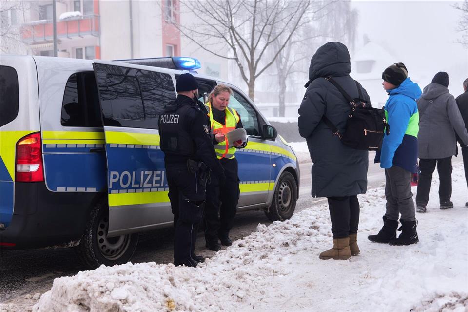 Polizisten kontrollierten die Evakuierung im Radius von rund 1.000 Metern um die Fundstelle einer 250 Kilogramm schweren Weltkriegsbombe.Marcus Golejewski/dpa