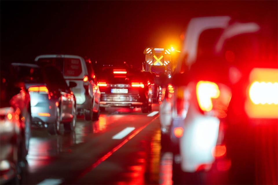 Polizisten mussten einige Autofahrer wecken. (Symbolbild)Soeren Stache/dpa