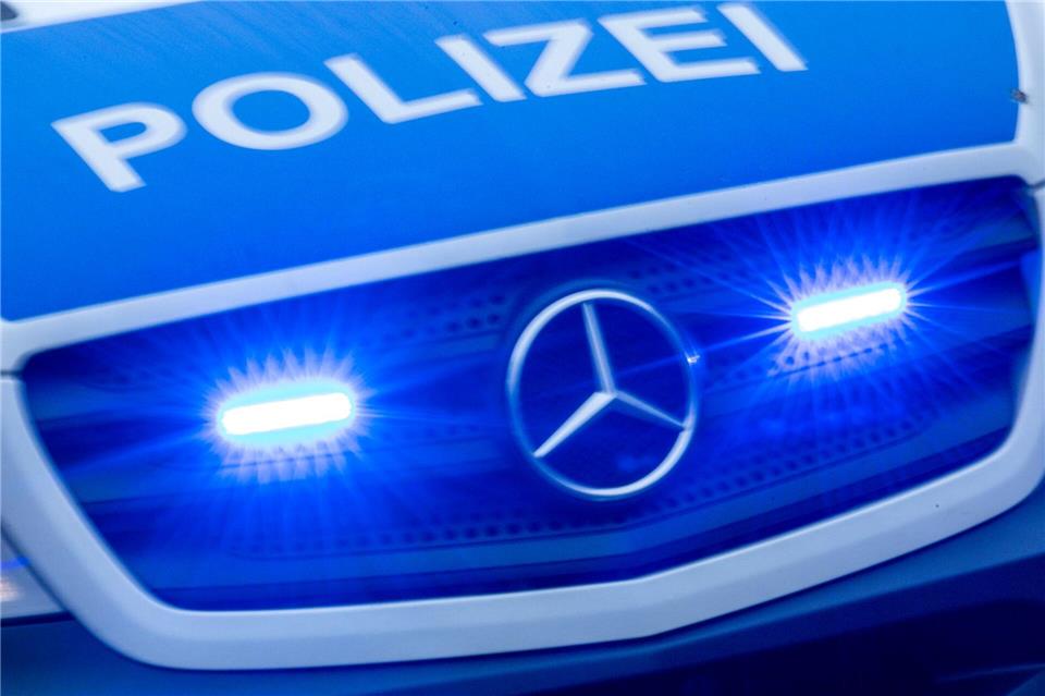 Polizisten nahmen den Mann später widerstandslos fest. (Symbolbild)Jens Büttner/dpa